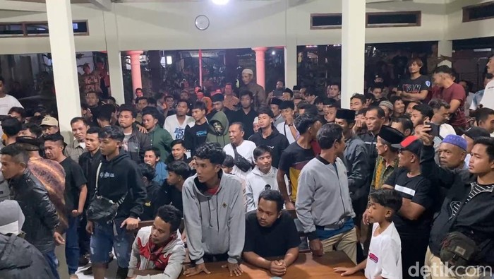 Warga menggeruduk balai Desa Sugihan Trenggalek
