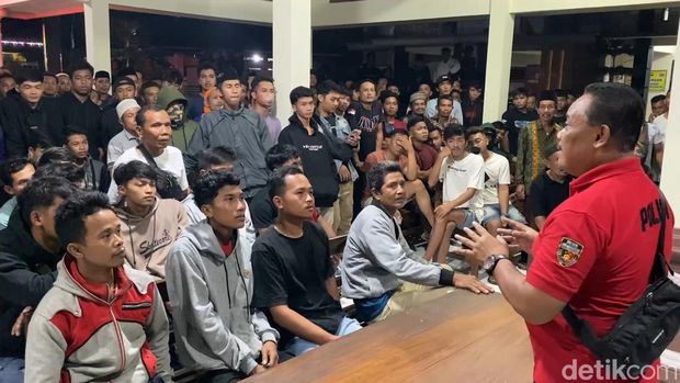 Warga menggeruduk balai Desa Sugihan Trenggalek