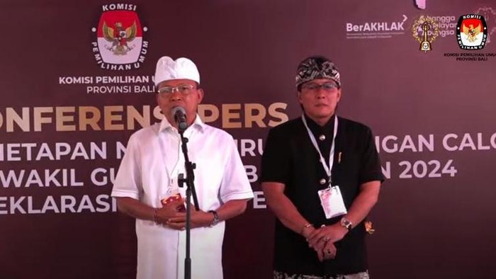 Wayan Koster-I Nyoman Giri Prasta (Koster-Giri) seusai pengundian nomor urut paslon Pilgub Bali 2024 di kantor KPU Bali, Denpasar, Senin (23/9/2024) (Foto: Tangkapan layar Youtube KPU Bali)