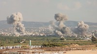 Israel mengatakan pihaknya menyerang sekitar 800 lokasi Hizbullah di Lebanon selatan dan timur pada Senin siang dan melakukan serangan terarah, lalu di Beirut. 