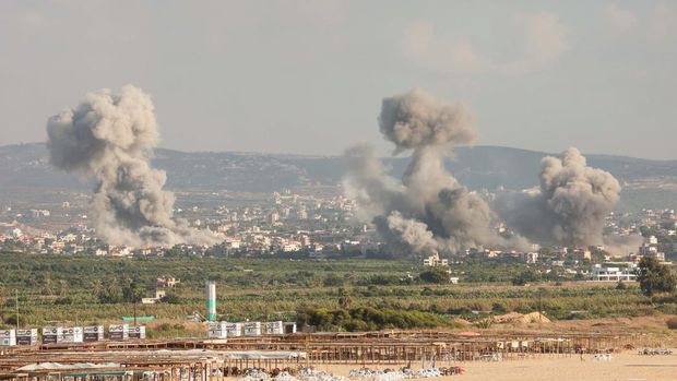 Smoke billows over southern Lebanon following Israeli strikes, amid ongoing cross-border hostilities between Hezbollah and Israeli forces, as seen from Tyre, southern Lebanon September 23, 2024 REUTERS/Aziz Taher