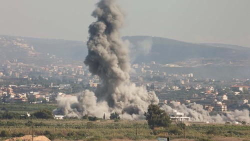 Smoke billows over southern Lebanon following Israeli strikes, amid ongoing cross-border hostilities between Hezbollah and Israeli forces, as seen from Tyre, southern Lebanon September 23, 2024 REUTERS/Aziz Taher