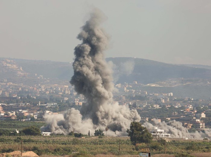 Smoke billows over southern Lebanon following Israeli strikes, amid ongoing cross-border hostilities between Hezbollah and Israeli forces, as seen from Tyre, southern Lebanon September 23, 2024 REUTERS/Aziz Taher