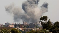 Gumpalan asap membumbung tinggi di Lebanon selatan menyusul serangan Israel, di tengah permusuhan lintas batas yang sedang berlangsung antara Hizbullah dan pasukan Israel, seperti yang terlihat dari Tyre, Lebanon selatan, Senin (23/9/2024) waktu setempat. 