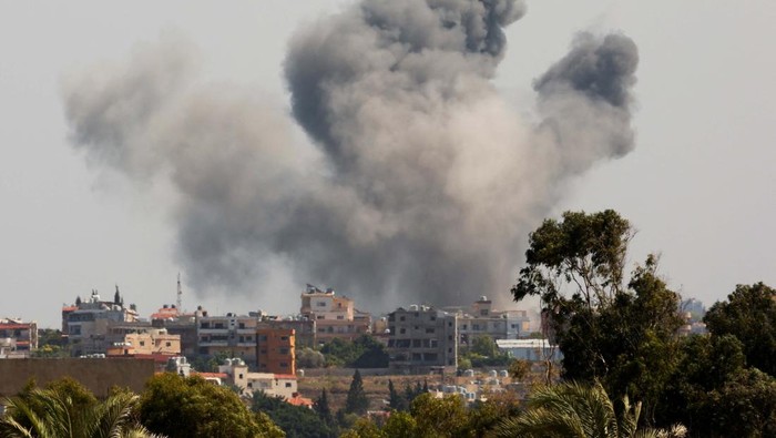 274 Orang Tewas Akibat Serangan Israel ke Lebanon Smoke billows over southern Lebanon following Israeli strikes, amid ongoing cross-border hostilities between Hezbollah and Israeli forces, as seen from Tyre, southern Lebanon September 23, 2024 REUTERS/Aziz Taher