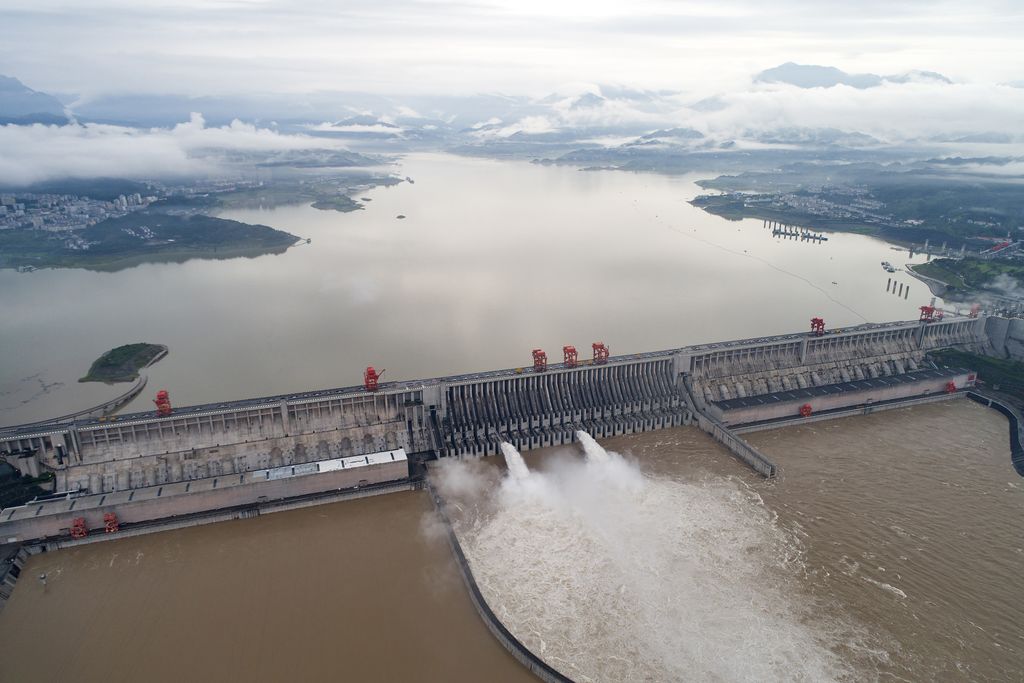 Air mengalir keluar dari pintu air di Bendungan Tiga Ngarai di Sungai Yangtze dekat Yichang di Provinsi Hubei, China tengah, Jumat, 17 Juli 2020. (Wang Gang/Xinhua via AP/File Foto)