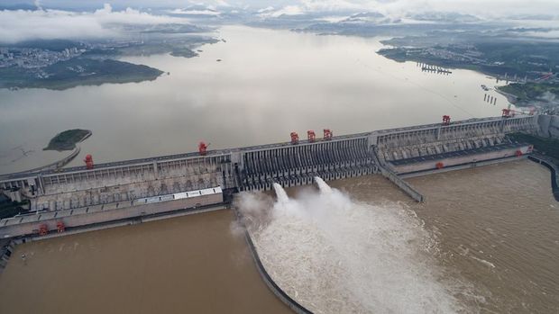 Air mengalir keluar dari pintu air di Bendungan Tiga Ngarai di Sungai Yangtze dekat Yichang di Provinsi Hubei, China tengah, Jumat, 17 Juli 2020. (Wang Gang/Xinhua via AP/File Foto)