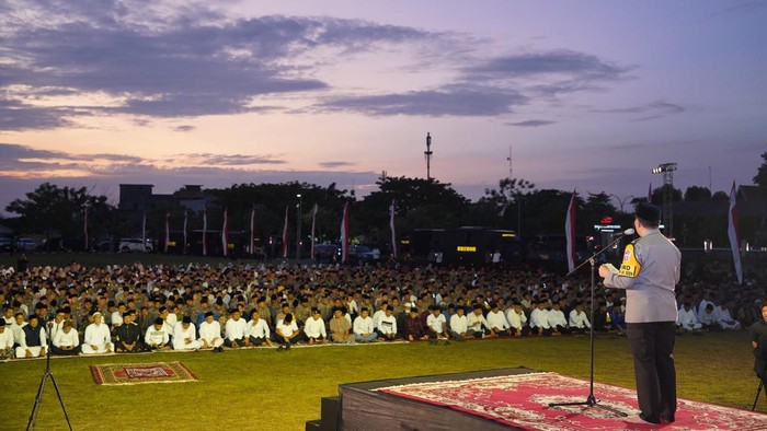 Ajakan deklarasi Pilkada Damai dan salat Subuh berjamaah itu diinisiasi langsung Kapolda Riau. Hadir seluruh calon kepala daerah yang ikut kontestasi Pilkada 2024. (Foto: dok Humas Polda Riau).