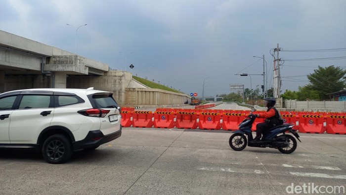 Akses Gerbang Tol Colomadu via Exit Tol Kartasura ditutup water barrier, Selasa (24/9/2024).