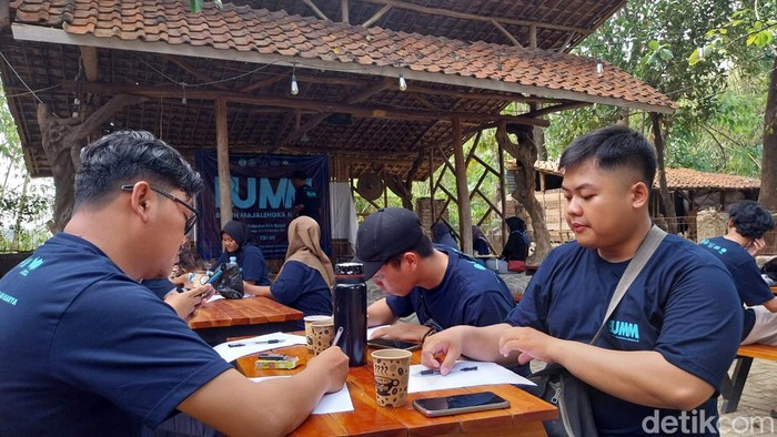 Aktivitas kelas buruh Majalengka menulis atau BUMM di Padepokan Kirik Nguyuh