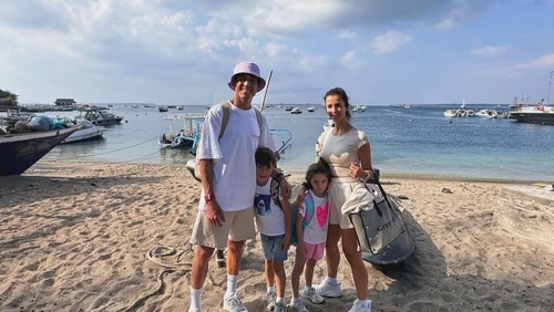 Aleix Espargaro bersama istri dan anaknya liburan di Gili Meno, Lombok Utara, Selasa (24/9/2024).