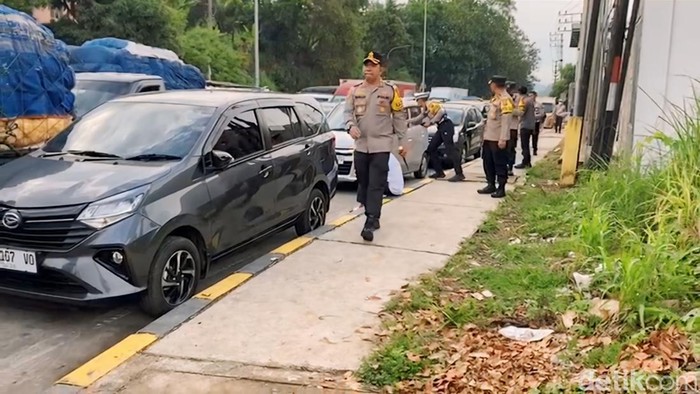 Antrean kendaraan terlihat mengular di jalur menuju pintu masuk Tol Gate Parungkuda, Kecamatan Parungkuda, Kabupaten Sukabumi.