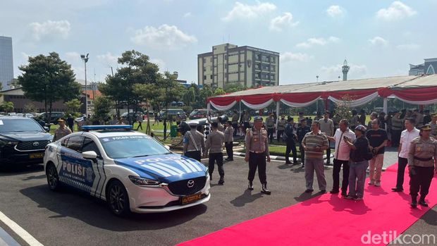 Kapolda Jatim melepas ratusan pasukan gabungan untuk pengamanan dan pengawalan (Walpri) KPU, Bawaslu Provinsi, dan paslon Gubernur/Wagub Jatim selama Pilkada 2024