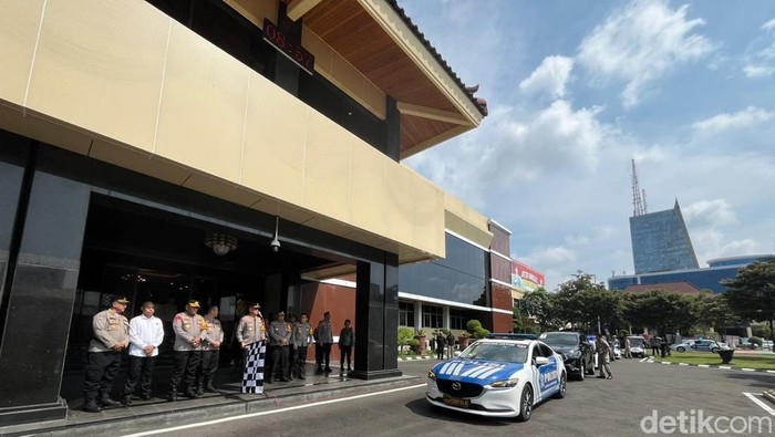 Kapolda Jatim melepas ratusan pasukan gabungan untuk pengamanan dan pengawalan (Walpri) KPU, Bawaslu Provinsi, dan paslon Gubernur/Wagub Jatim selama Pilkada 2024