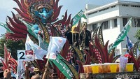 Selain itu, para pendukung membawa bendera partai pengusung Khofifah-Emil mulai dari PPP, PAN, PKS, NasDem, Golkar, Gerindra, PSI, Gelora, Partai Buruh, dan lainnya.