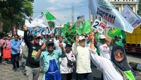Suasana Deklarasi Kampanye Damai berlangsung meriah. Pendukung pasangan Khofifah-Emil ramai memadati Pelataran Tugu Pahlawan dengan yel-yel dan sorak sorai, menarik perhatian.