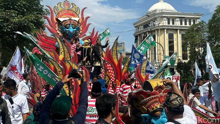 Arak-arakan Ribuan Pendukung Antar Khofifah-Emil ke Tugu Pahlawan Deklarasi Kampanye Damai