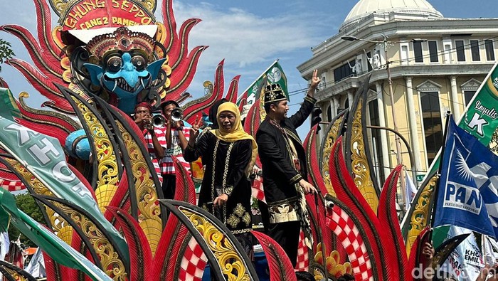 Arak-arakan Ribuan Pendukung Antar Khofifah-Emil ke Tugu Pahlawan Deklarasi Kampanye Damai