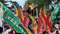 Pantauan di lokasi, Khofifah-Emil mengenakan pakaian adat Jawa. Keduanya menaiki kendaraan Ul Daul khas Madura dengan iringan musik Tong-tong khas Sumenep.