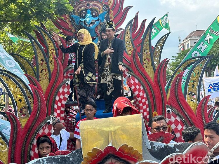 Momen Ribuan Pendukung Khofifah-Emil Antar Deklarasi Kampanye Damai