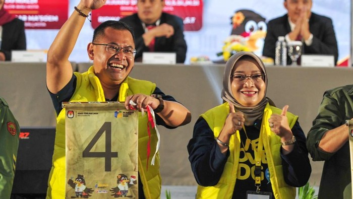 Arfi-Yena saat pengambilan nomor urut Pilwalkot Bandung 2024.