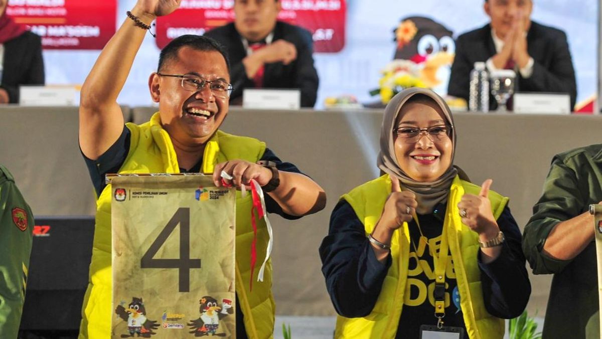 Ota qizini sikadi Mini yubkada yalangoch mushuk