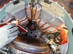 Astronaut Rusia Kembali ke Bumi Setelah Pecahkan Rekor 374 Hari di ISS