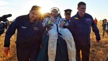 Para astronaut itu dikeluarkan dari kapsul dan didudukkan di kursi di dekat mereka untuk membuat mereka menyesuaikan diri dengan gravitasi, setelah itu mereka menjalani pemeriksaan medis di tenda di dekatnya.  