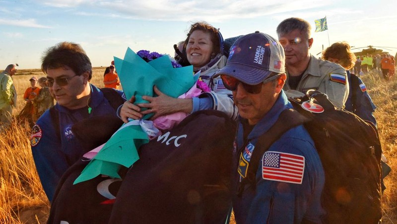 Members of the International Space Station (ISS) crew Roscosmos cosmonauts Oleg Kononenko and Nikolai Chub are seen inside the Soyuz MS-25 space capsule after landing in a remote area near Zhezkazgan, Kazakhstan September 23, 2024. GCTC/Roscosmos/Handout via REUTERS ATTENTION EDITORS - THIS IMAGE HAS BEEN SUPPLIED BY A THIRD PARTY. MANDATORY CREDIT.