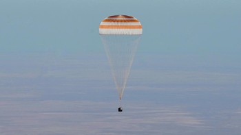 Kapsul Soyuz MS-25 yang membawa astronaut Rusia dan satu astronaut Amerika dari Stasiun Antariksa Internasional (ISS), bersiap mendarat di Kazakhstan, Senin (23/9/2024).  