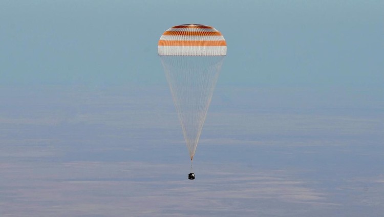 Members of the International Space Station (ISS) crew Roscosmos cosmonauts Oleg Kononenko and Nikolai Chub are seen inside the Soyuz MS-25 space capsule after landing in a remote area near Zhezkazgan, Kazakhstan September 23, 2024. GCTC/Roscosmos/Handout via REUTERS ATTENTION EDITORS - THIS IMAGE HAS BEEN SUPPLIED BY A THIRD PARTY. MANDATORY CREDIT.