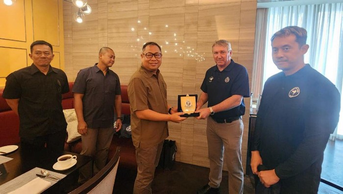 Atase kepolisian Selandia Baru memberikan penghargaan kepada Satgas Damai Cartenz atas pembebasan pilot dari KKB.