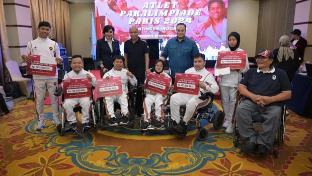 Penyerahan bonus kepada atlet Paralimpiade Paris 2024 Indonesia, di Sunan Hotel Solo, Selasa (24/9/2024).