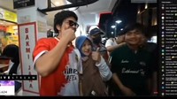 Siaran langsungya dirtonton ratusan ribu orang, selain jalan-jalan, Atta menyempatkan waktu untuk kulineran malam di Yogyakarta. Foto: YouTube Atta Halilintar