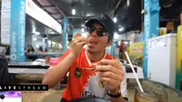 Santap menu gudeg hingga ayam di warung makan kaki lima, Atta menyebut bahwa Yogyakarta memang destinasi kuliner yang enak. Foto: YouTube Atta Halilintar