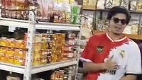 Selain mampir beli oleh-oleh bakpia, Atta rupanya belanja langsung pilih gudeg buat oleh-oleh keluarganya di Jakarta. Foto: YouTube Atta Halilintar