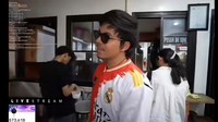 Menunggu pesanan makanannya selesai, Atta selalu menyapa penggemar hingga melayani permintaan foto bersama. Foto: YouTube Atta Halilintar