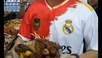 Terakhir ini keseruan Atta borong aneka sate-satean di warung angkringan yang dikunjunginya saat siaran langsung di Yogyakarta. Foto: YouTube Atta Halilintar