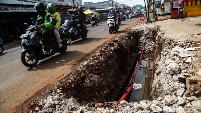 Proyek galian tengah dikerjakan di Jalan Cireundeu Raya, Tangerang Selatan (Tangsel). Sayangnya, proyek ini tidak terdapat pengaman atau pagar pembatas.