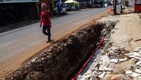 Proyek galian ini juga membuat tidak ada trotoar sementara waktu. Pejalan kaki terpaksa berjalan di bahu jalan.  