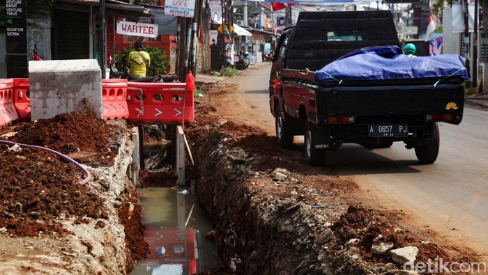 Proyek galian tengah dikerjakan di Jalan Cireundeu Raya, Tangerang Selatan (Tangsel). Sayangnya, proyek ini tidak terdapat pengaman atau pagar pembatas.
