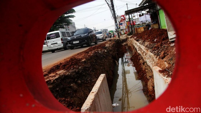 Awas Terperosok, Galian di Cirendeu Tangsel Tanpa Pengaman Proyek galian tengah dikerjakan di Jalan Cireundeu Raya, Tangerang Selatan (Tangsel). Sayangnya, proyek ini tidak terdapat pengaman atau pagar pembatas.