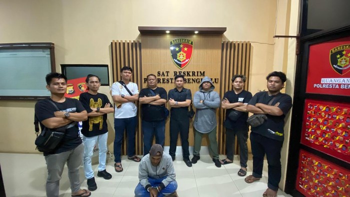 Ayah tiri berinisial MYU, yang cabuli anaknya di Bengkulu diamankan polisi.