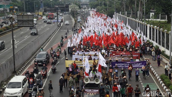 Massa petani melakukan aksi unjukrasa di depan Gedung DPR, Jakarta, Selasa (24/9). Mereka menuntut reformasi agraria.