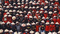 Mereka kompak memakai caping.  