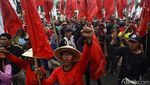 Bawa Traktor, Massa Petani Geruduk Gedung DPR