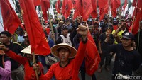 Mereka membawa spanduk dan bendera tuntutan terkait reforma agraria.  