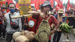 Bawa Traktor, Massa Petani Geruduk Gedung DPR