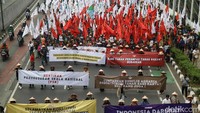 Massa membentangkan berbagai spanduk berisi tuntutan.  