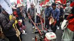 Bawa Traktor, Massa Petani Geruduk Gedung DPR